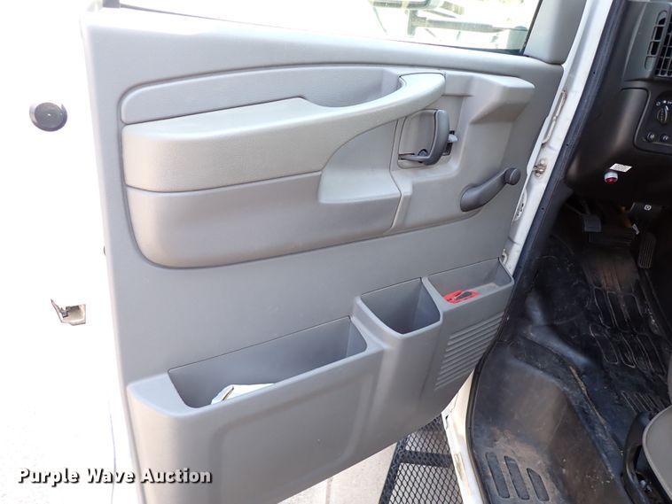 image for item IN9618 2005 Chevrolet Express G3500  shuttle bus