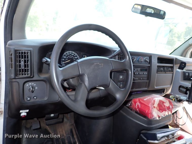 image for item IN9618 2005 Chevrolet Express G3500  shuttle bus