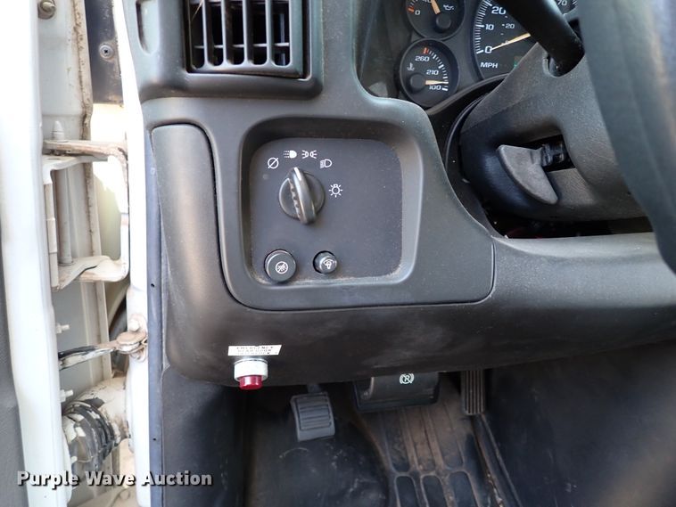 image for item IN9618 2005 Chevrolet Express G3500  shuttle bus