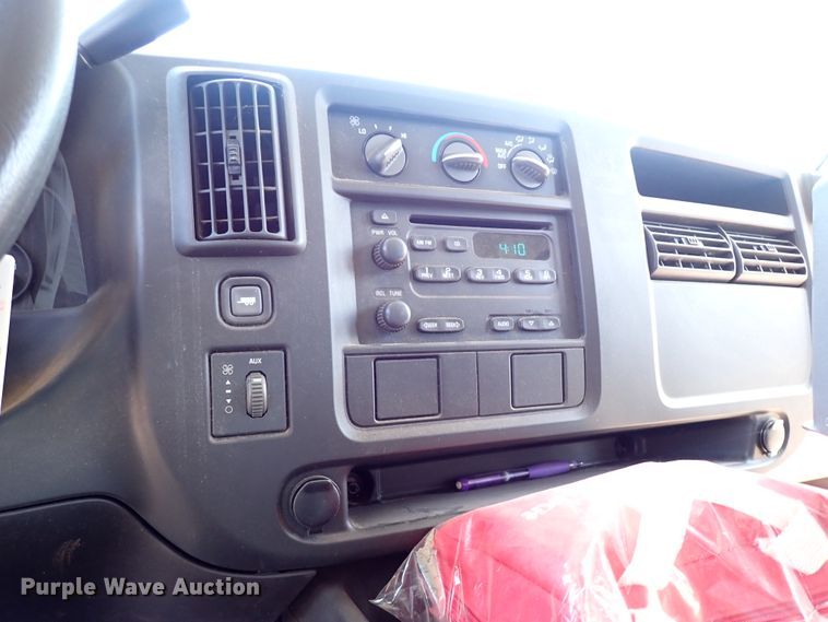 image for item IN9618 2005 Chevrolet Express G3500  shuttle bus