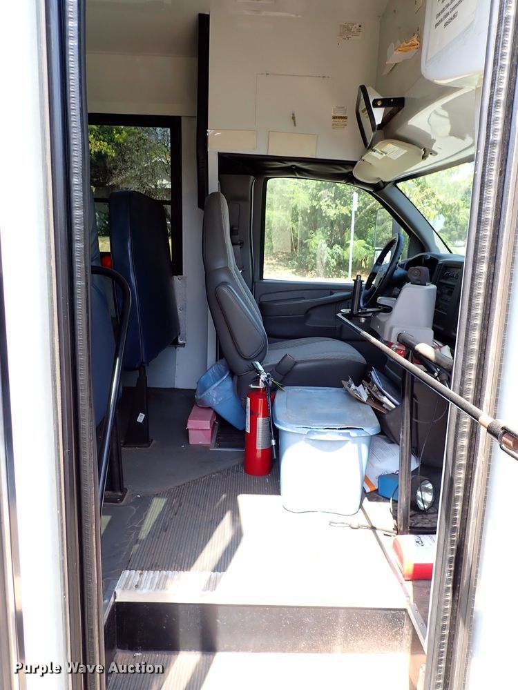 image for item IN9618 2005 Chevrolet Express G3500  shuttle bus