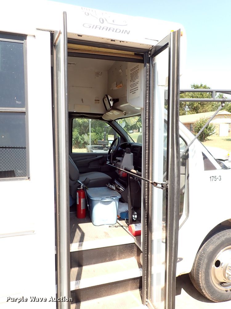 image for item IN9618 2005 Chevrolet Express G3500  shuttle bus