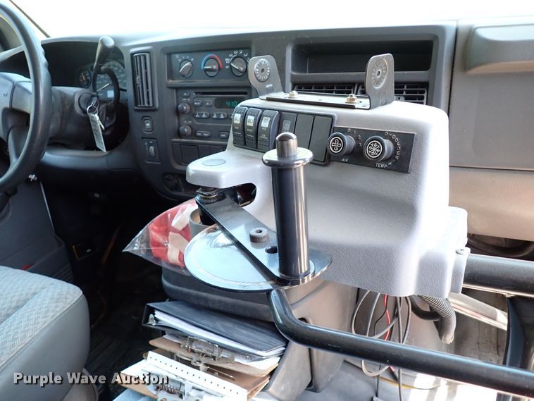 image for item IN9618 2005 Chevrolet Express G3500  shuttle bus