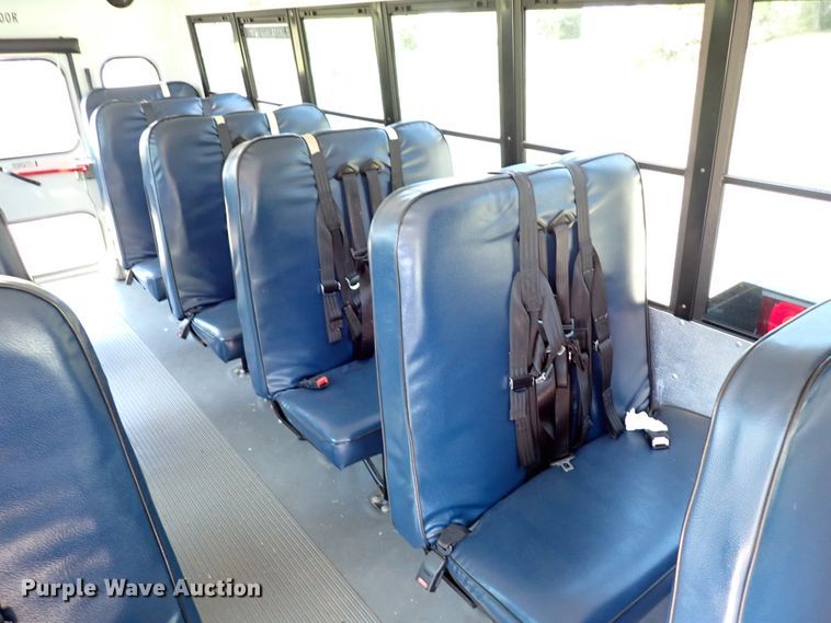 image for item IN9618 2005 Chevrolet Express G3500  shuttle bus