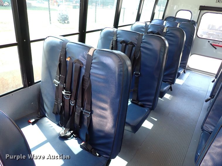 image for item IN9618 2005 Chevrolet Express G3500  shuttle bus