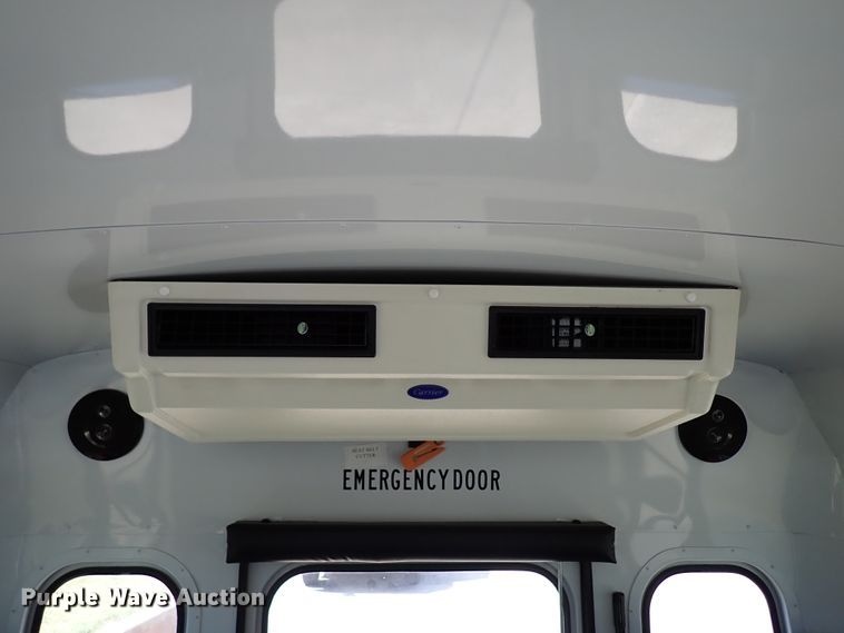 image for item IN9618 2005 Chevrolet Express G3500  shuttle bus