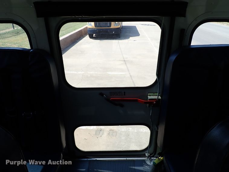 image for item IN9618 2005 Chevrolet Express G3500  shuttle bus