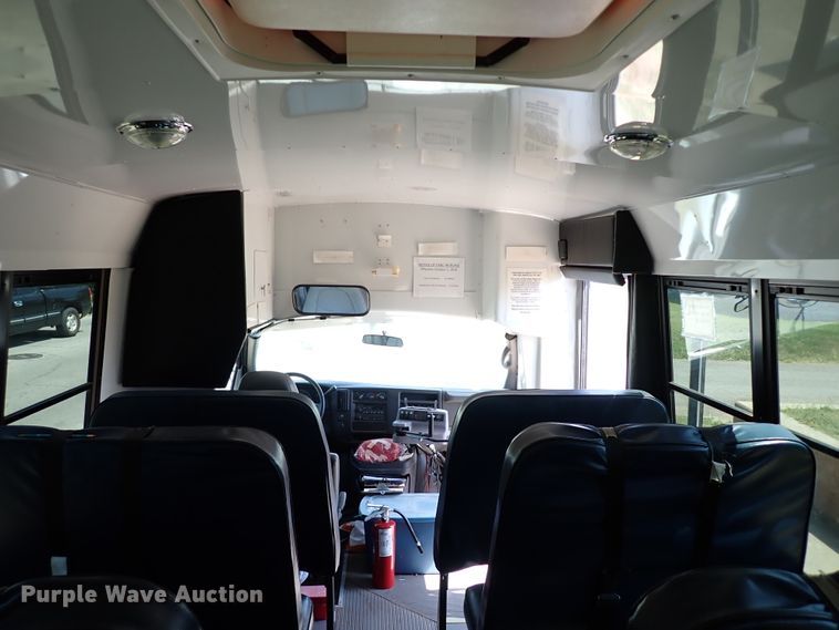 image for item IN9618 2005 Chevrolet Express G3500  shuttle bus