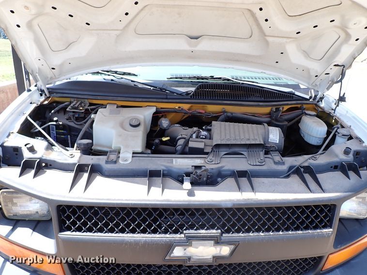 image for item IN9618 2005 Chevrolet Express G3500  shuttle bus