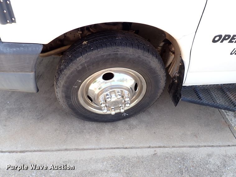 image for item IN9618 2005 Chevrolet Express G3500  shuttle bus