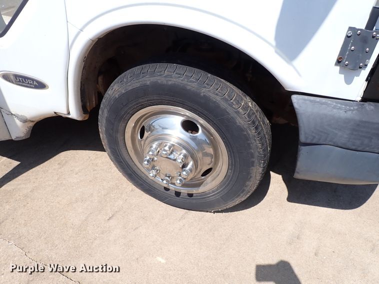 image for item IN9618 2005 Chevrolet Express G3500  shuttle bus