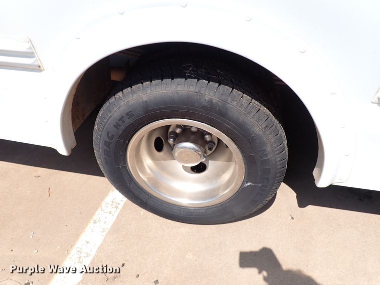 image for item IN9618 2005 Chevrolet Express G3500  shuttle bus