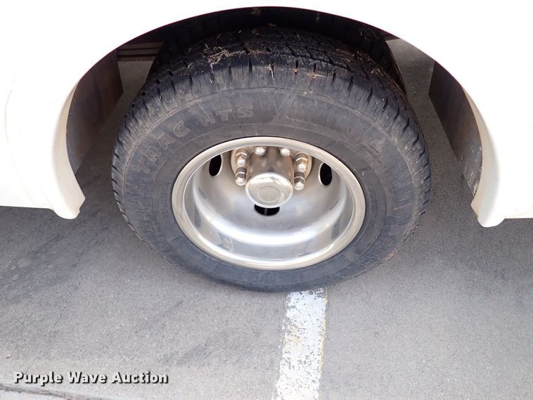 image for item IN9618 2005 Chevrolet Express G3500  shuttle bus