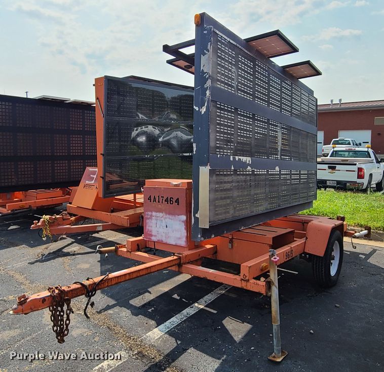 image for item IU9452 2001 American Signal  message board trailer