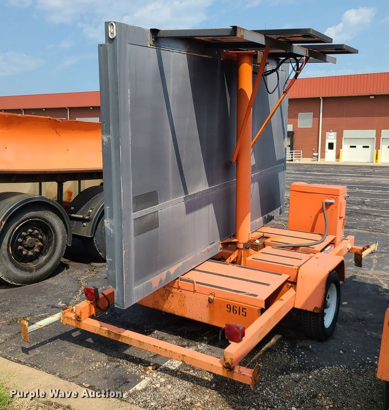 image for item IU9452 2001 American Signal  message board trailer