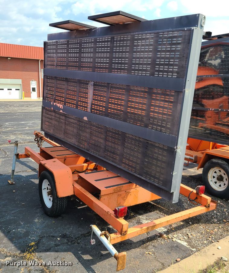 image for item IU9452 2001 American Signal  message board trailer