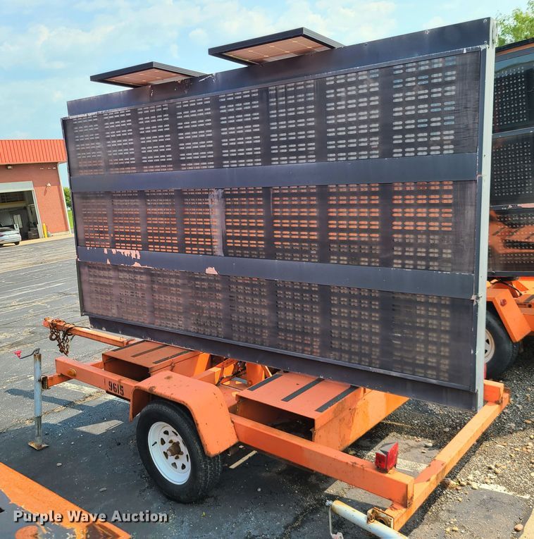 image for item IU9452 2001 American Signal  message board trailer