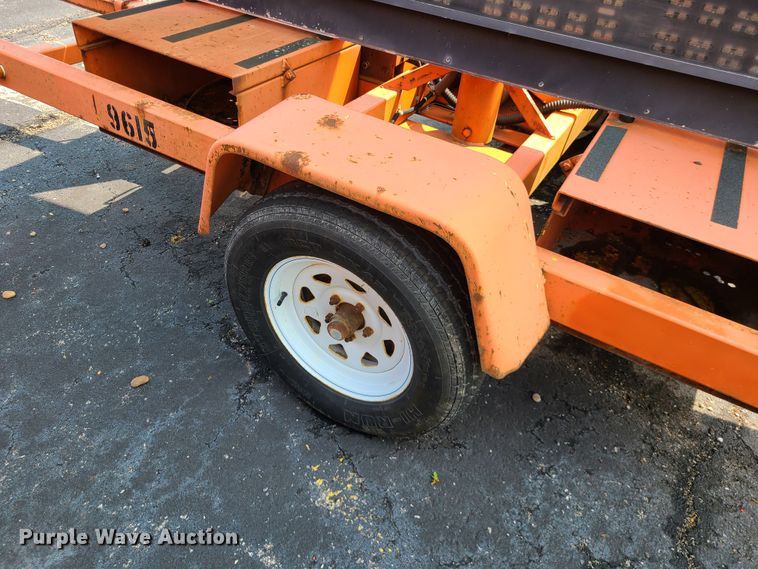 image for item IU9452 2001 American Signal  message board trailer