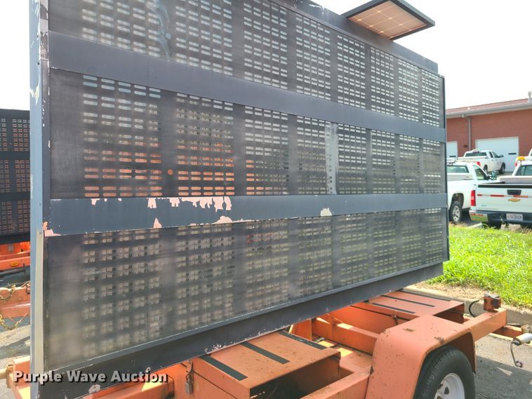 image for item IU9452 2001 American Signal  message board trailer