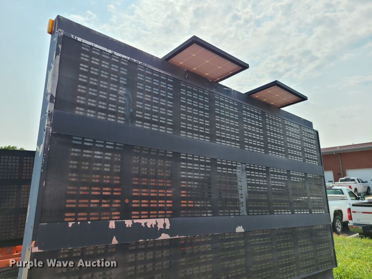 image for item IU9452 2001 American Signal  message board trailer