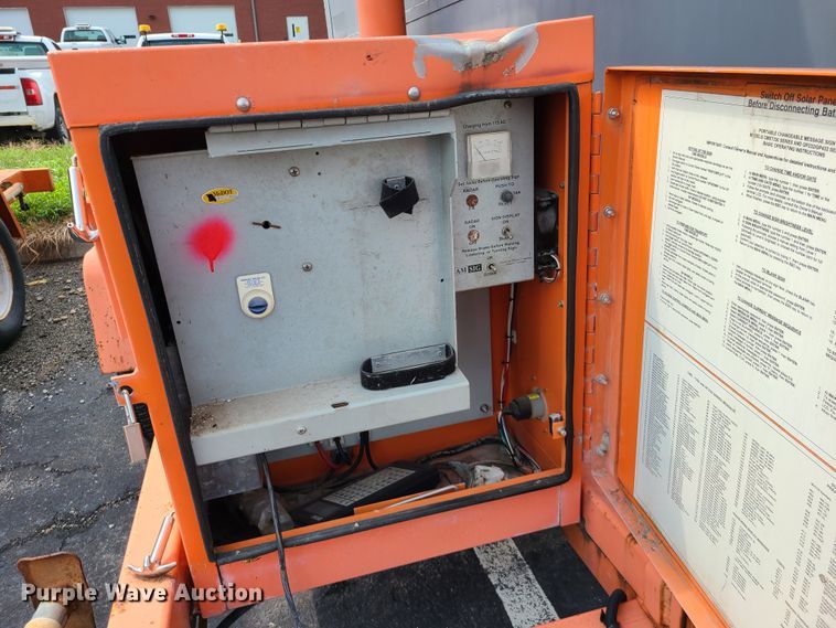 image for item IU9452 2001 American Signal  message board trailer