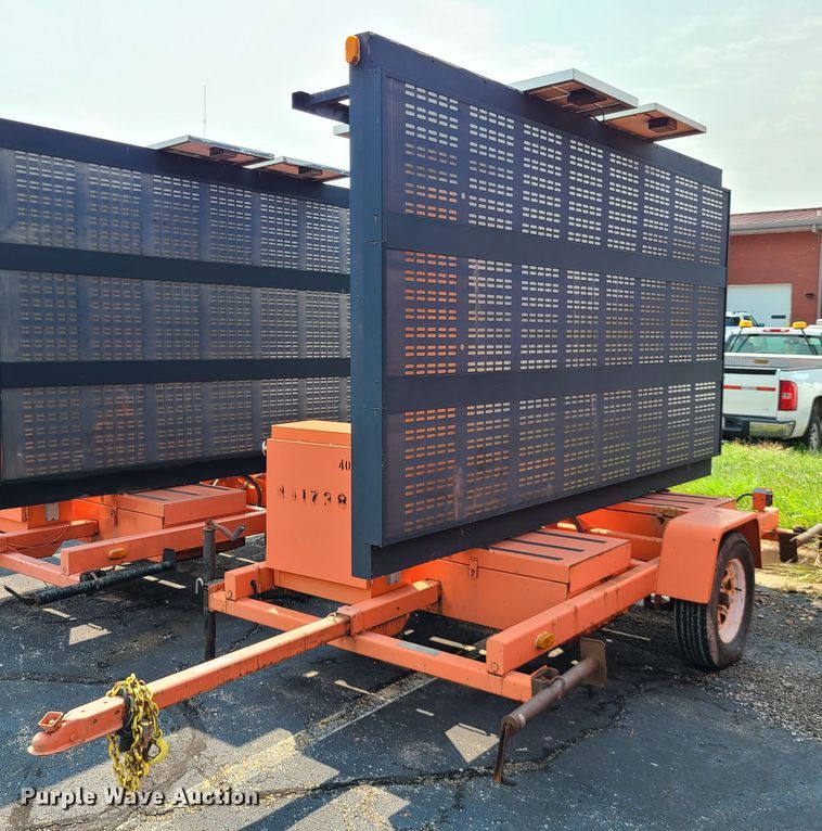 image for item IU9454 2003  American Signal message board trailer