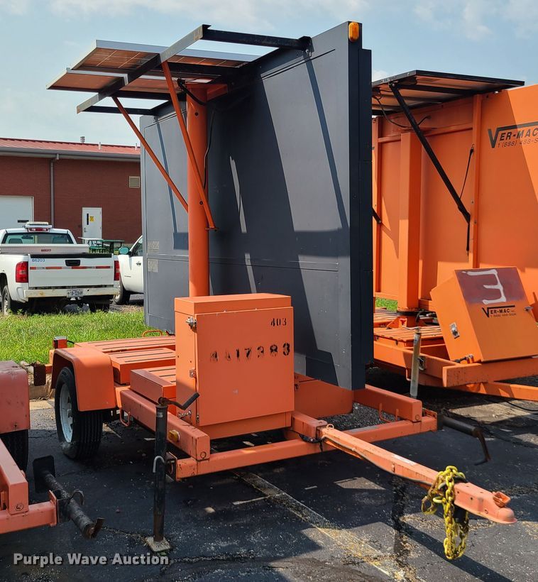 image for item IU9454 2003  American Signal message board trailer