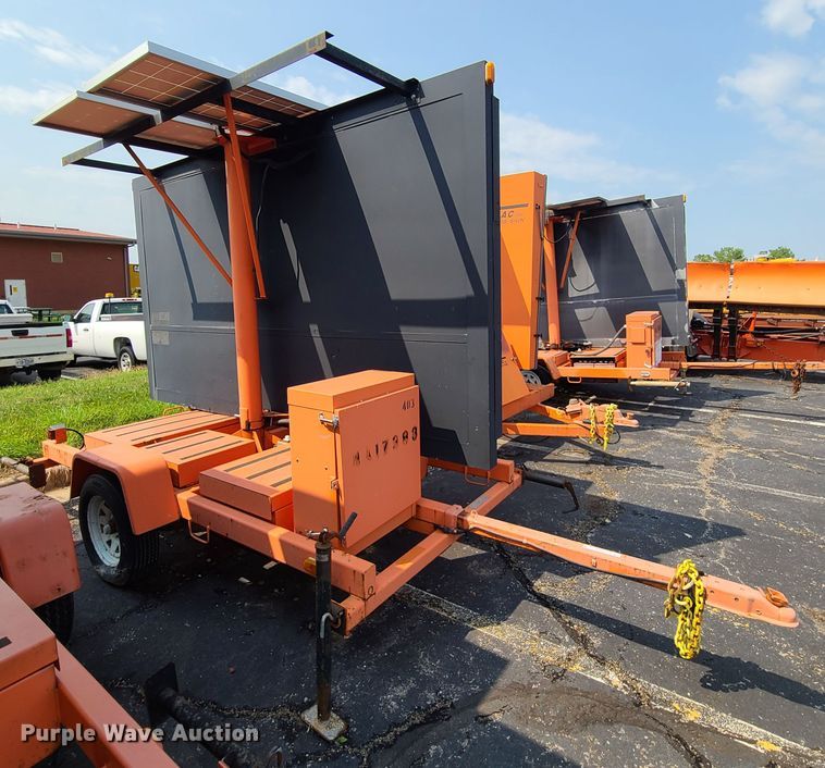 image for item IU9454 2003  American Signal message board trailer