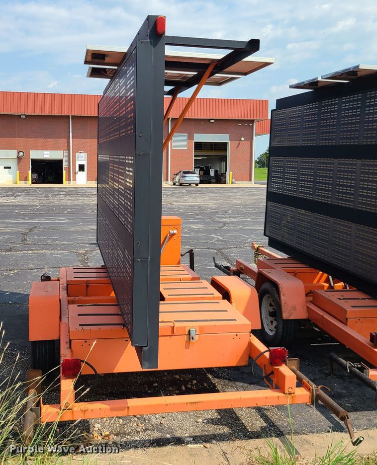 image for item IU9454 2003  American Signal message board trailer