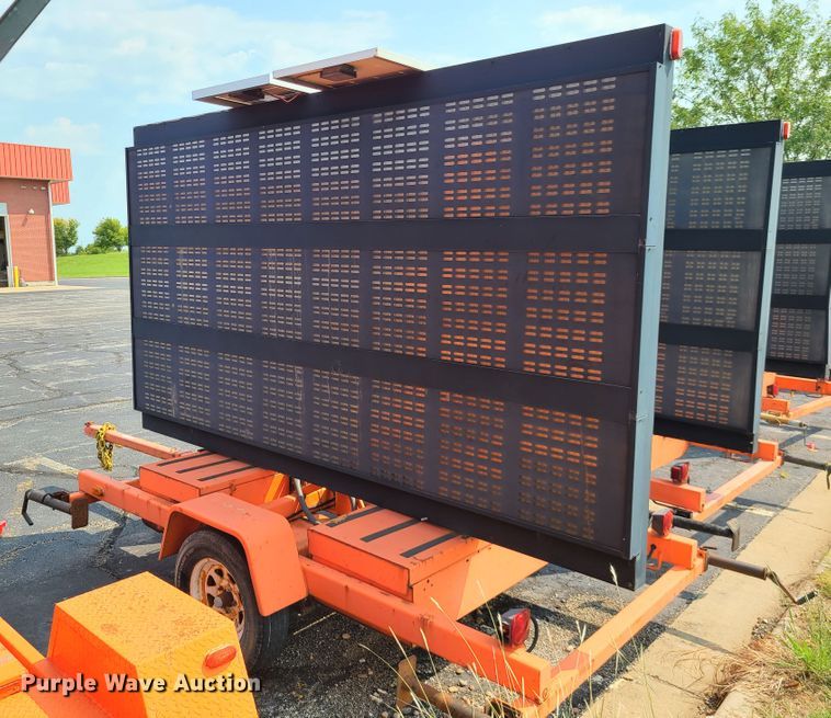 image for item IU9454 2003  American Signal message board trailer