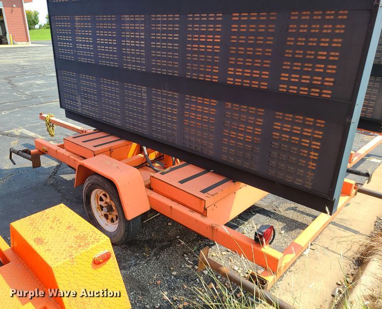 image for item IU9454 2003  American Signal message board trailer