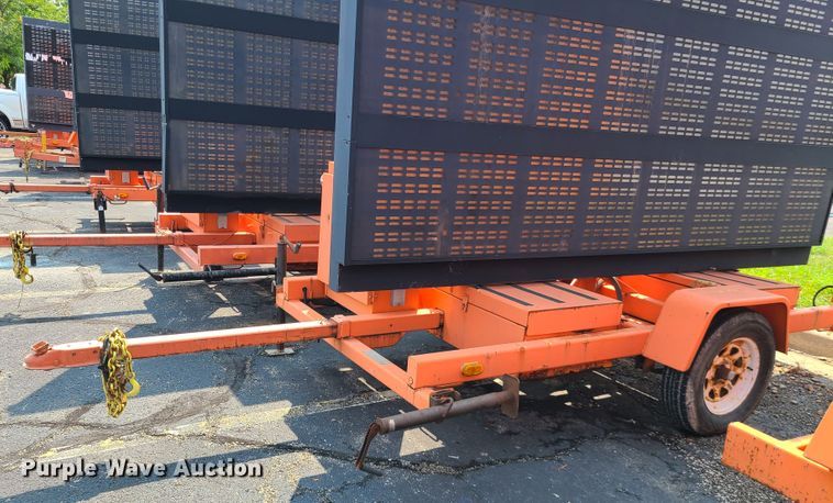 image for item IU9454 2003  American Signal message board trailer