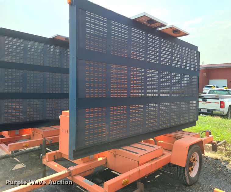 image for item IU9454 2003  American Signal message board trailer