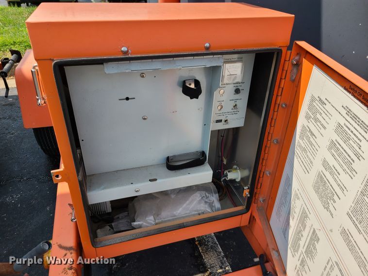 image for item IU9454 2003  American Signal message board trailer