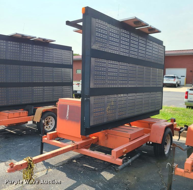 image for item IU9455 2003  American Signal message board trailer