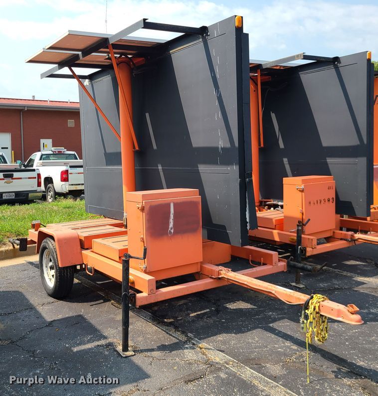 image for item IU9455 2003  American Signal message board trailer