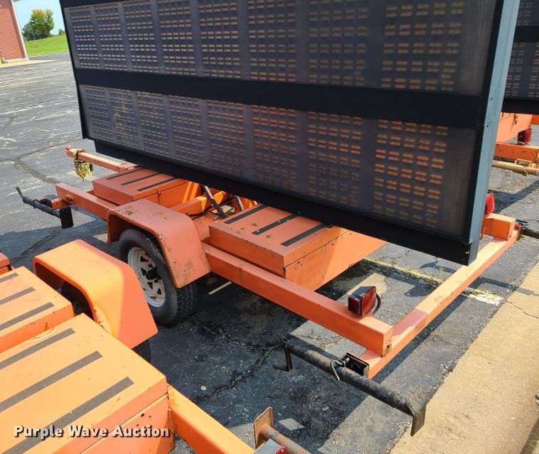 image for item IU9455 2003  American Signal message board trailer