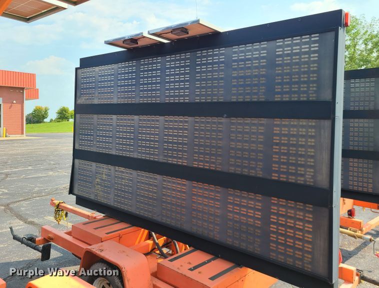 image for item IU9455 2003  American Signal message board trailer