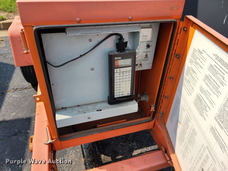 image for item IU9455 2003  American Signal message board trailer