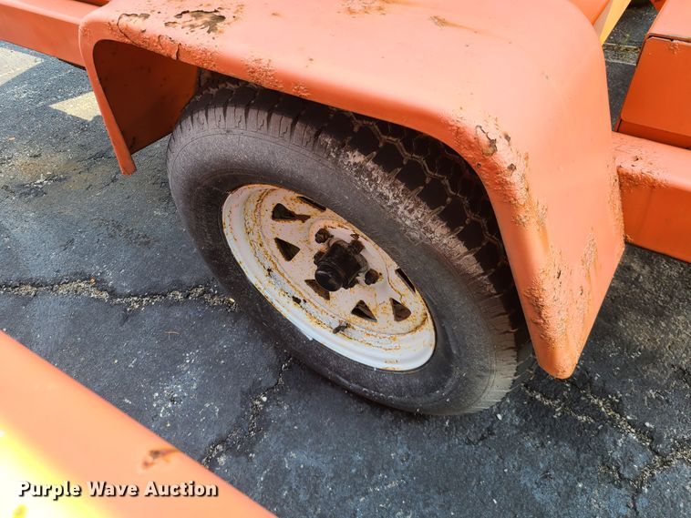 image for item IU9455 2003  American Signal message board trailer