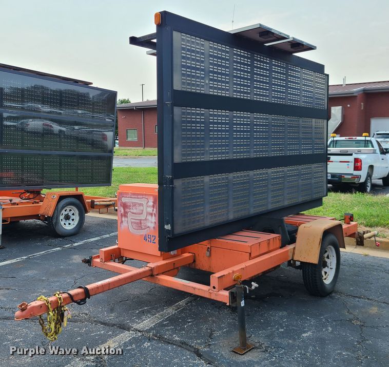 image for item IU9456 2003  American Signal message board trailer