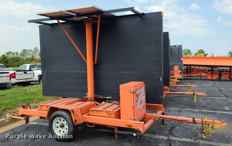 image for item IU9456 2003  American Signal message board trailer