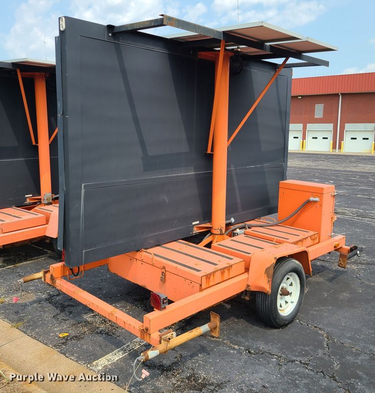 image for item IU9456 2003  American Signal message board trailer