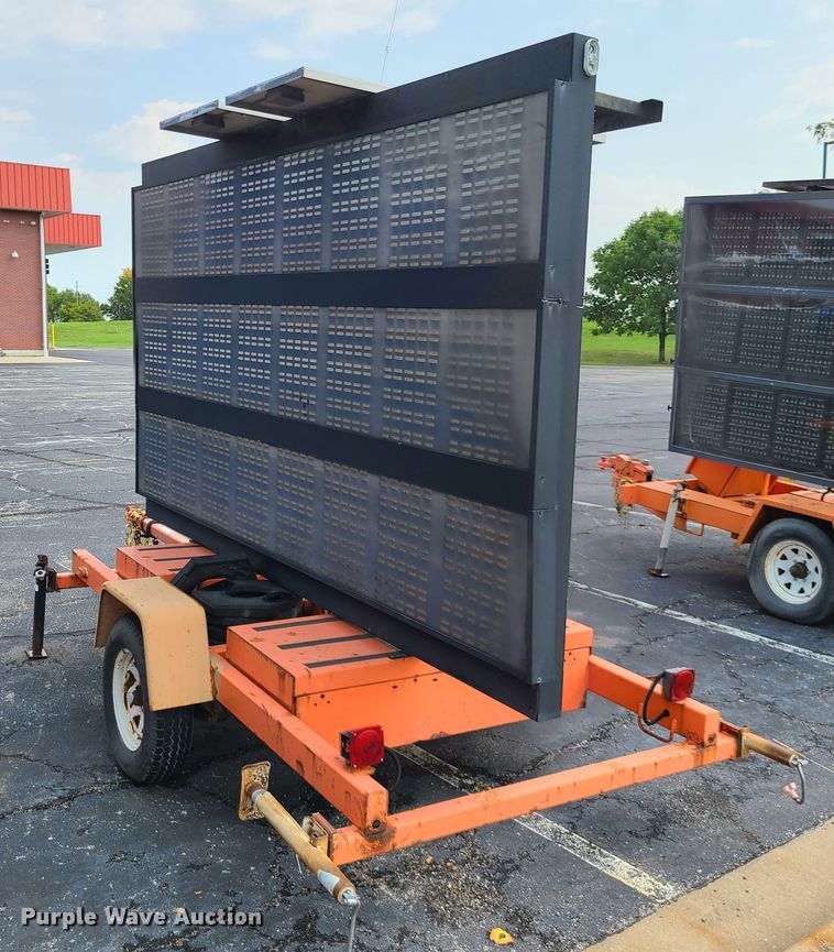 image for item IU9456 2003  American Signal message board trailer