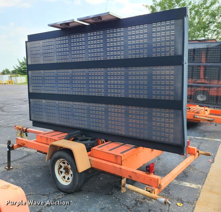 image for item IU9456 2003  American Signal message board trailer