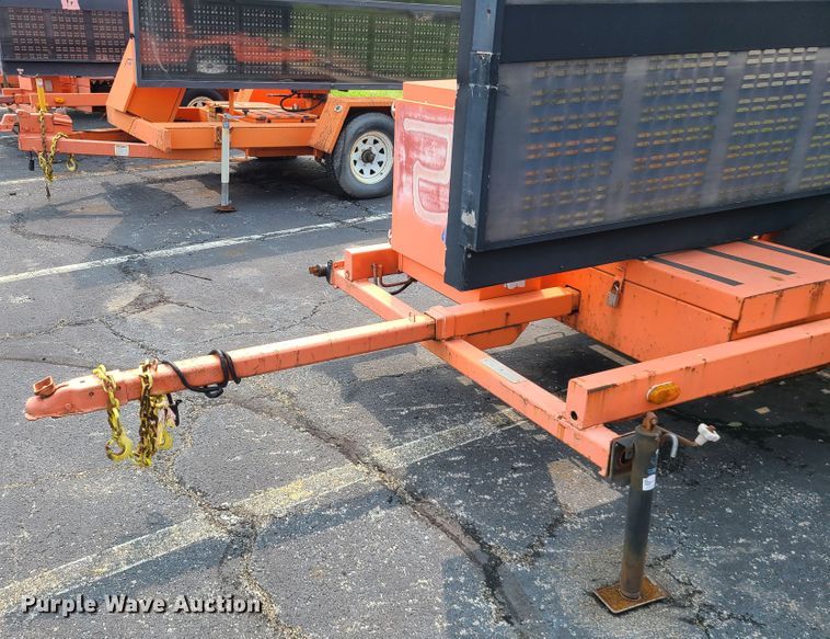 image for item IU9456 2003  American Signal message board trailer