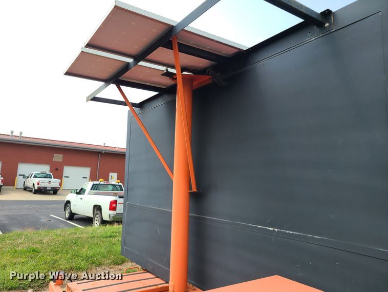 image for item IU9456 2003  American Signal message board trailer