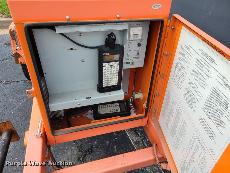 image for item IU9456 2003  American Signal message board trailer