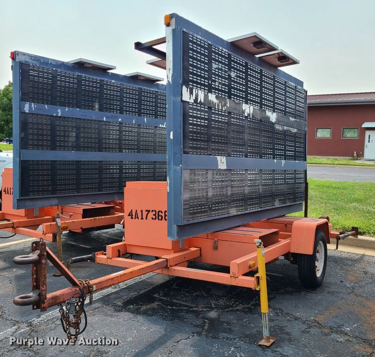 image for item IU9458 2001 American Signal  message board trailer