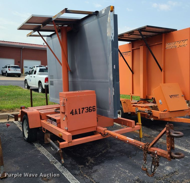 image for item IU9458 2001 American Signal  message board trailer